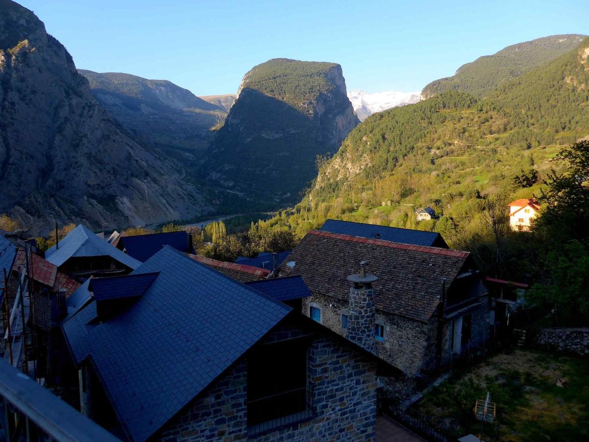 La localidad de Saravillo, en Huesca, punto de partida de la ruta al ibón de Plan en coche.
