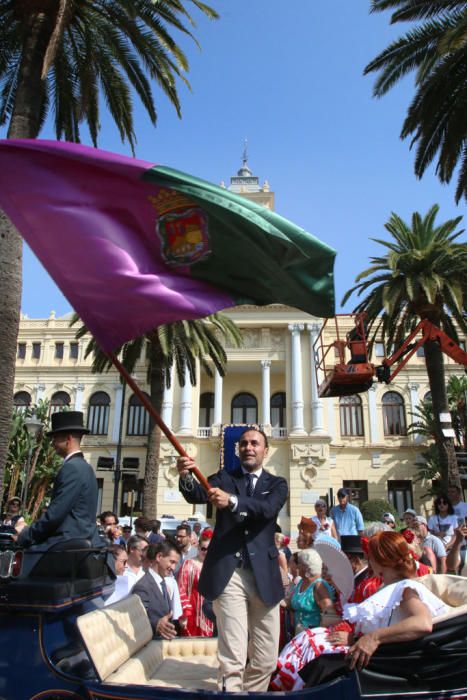 Con la entrega de la bandera de la ciudad a Andrés Olivares ha comenzado la romería hasta la Basílica de la Victoria este sábado por la mañana