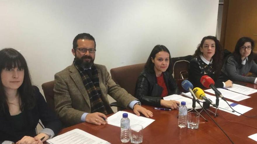 Mariela Fernández, Andrés Bermúdez, María Martín, Almudena López y Esther Velasco, en la presentación.