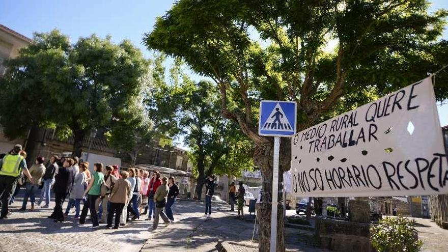 Una de las manifestaciones por el transporte escolar en Baños de Molgas.  //Brais Lorenzo