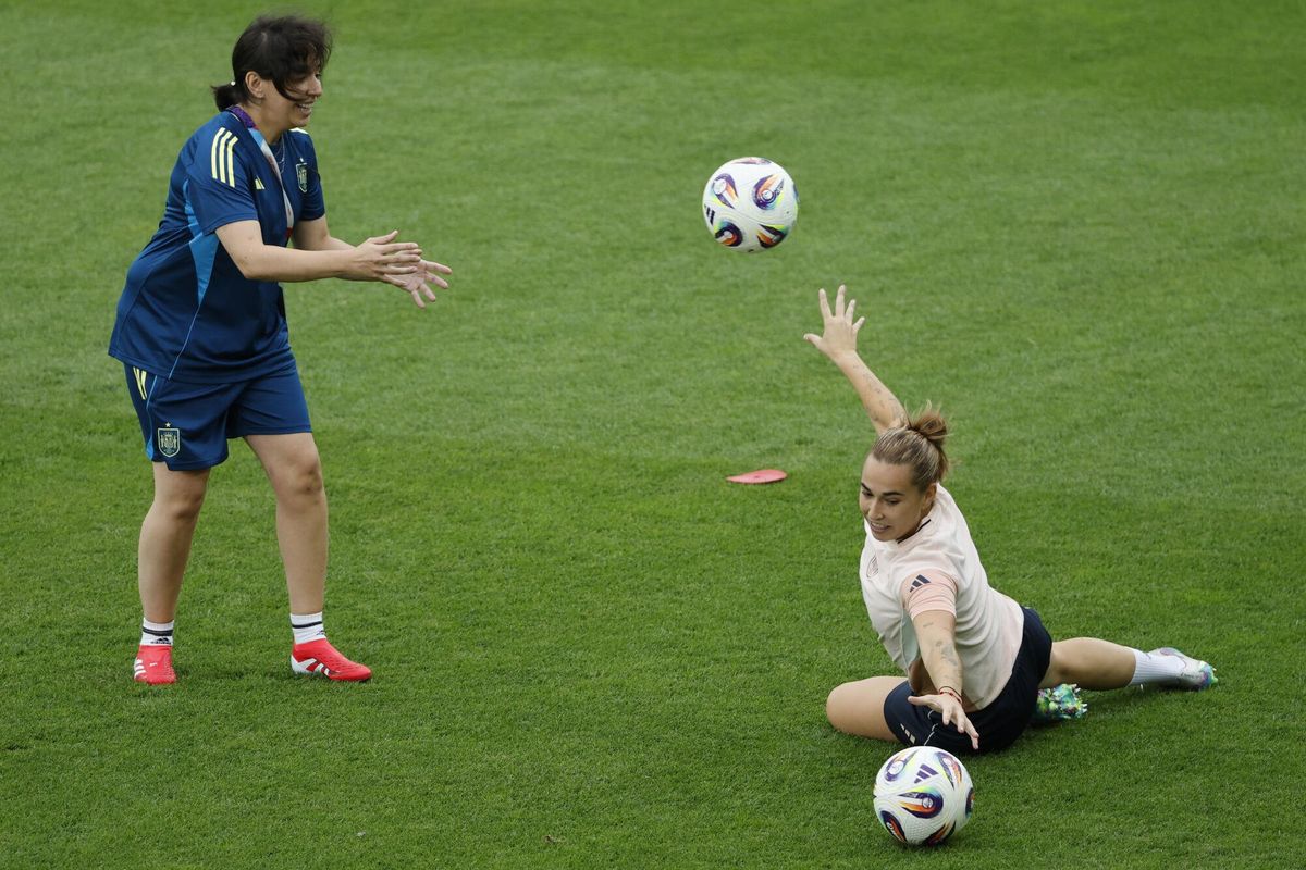La portera española Cata Coll (d) durante un entrenamiento este domingo, en Thun (Suiza), previo al partido de la Eurocopa 2025 que disputan mañana lunes ante Bélgica.