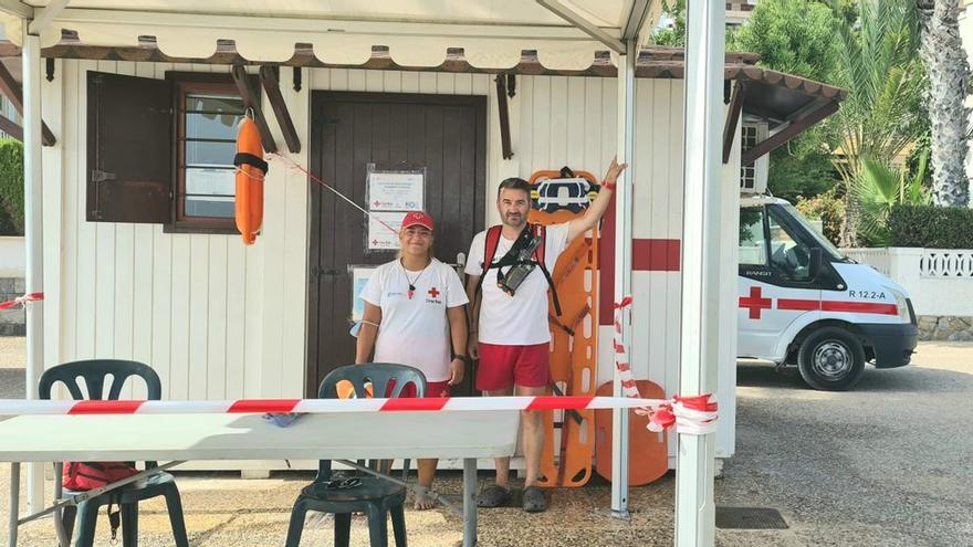 Salvan la vida a una bebé de un año que se había atragantado con un cubito en la playa de Santa Pola