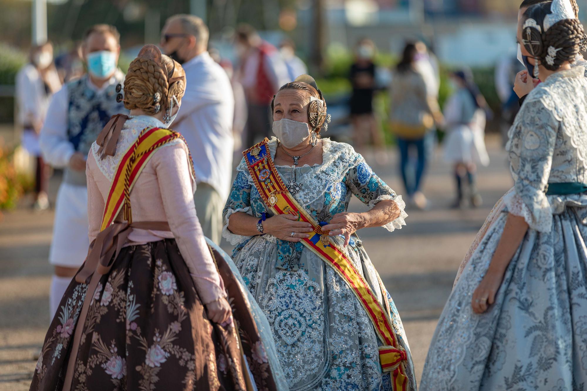 Las fallas del Marítim recuperan la Ofrenda Marinera