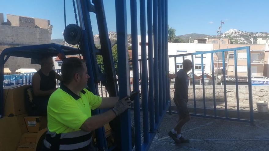Los operarios trabajan en la colocación de las barreras y cerramientos del recinto para los actos taurinos de las próximas fiestas de Peñíscola.