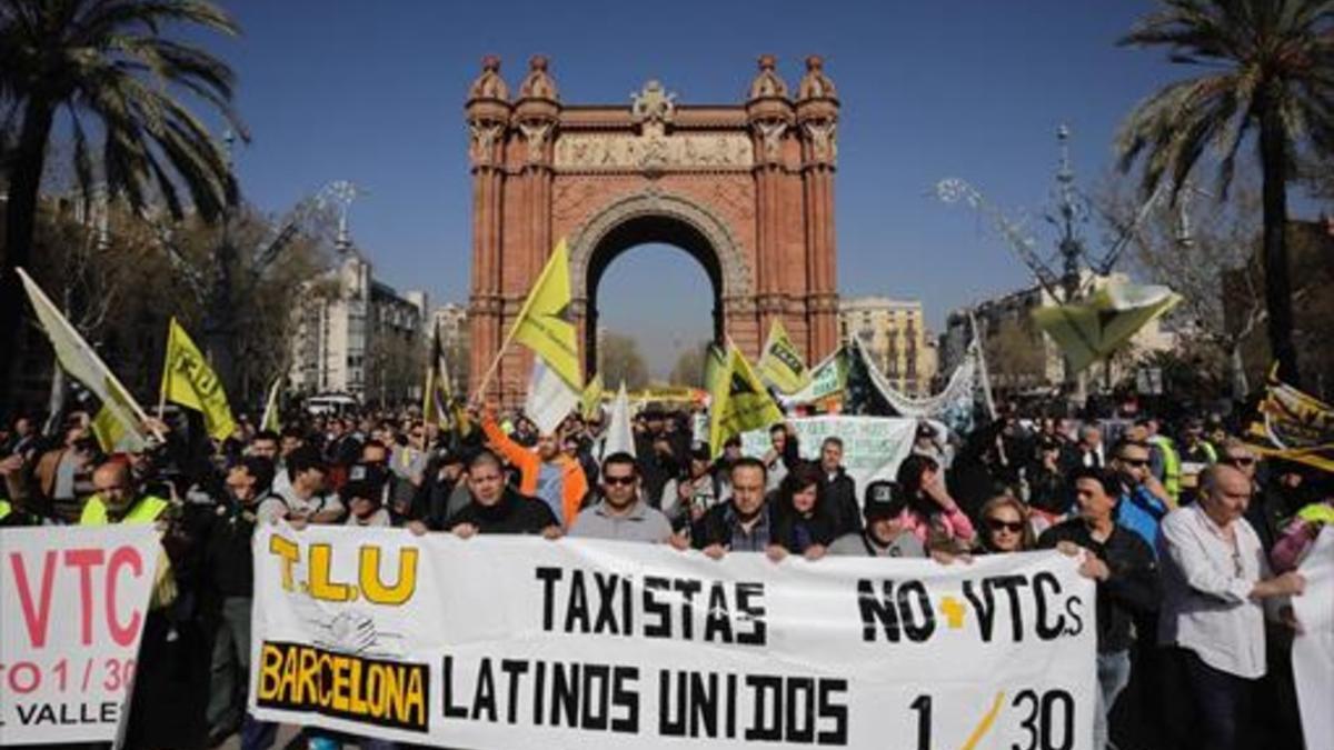 Marcha de taxistas en huelga en el Arc de Triomf, en el 2017, contra las licencias de vehículos con conductor.