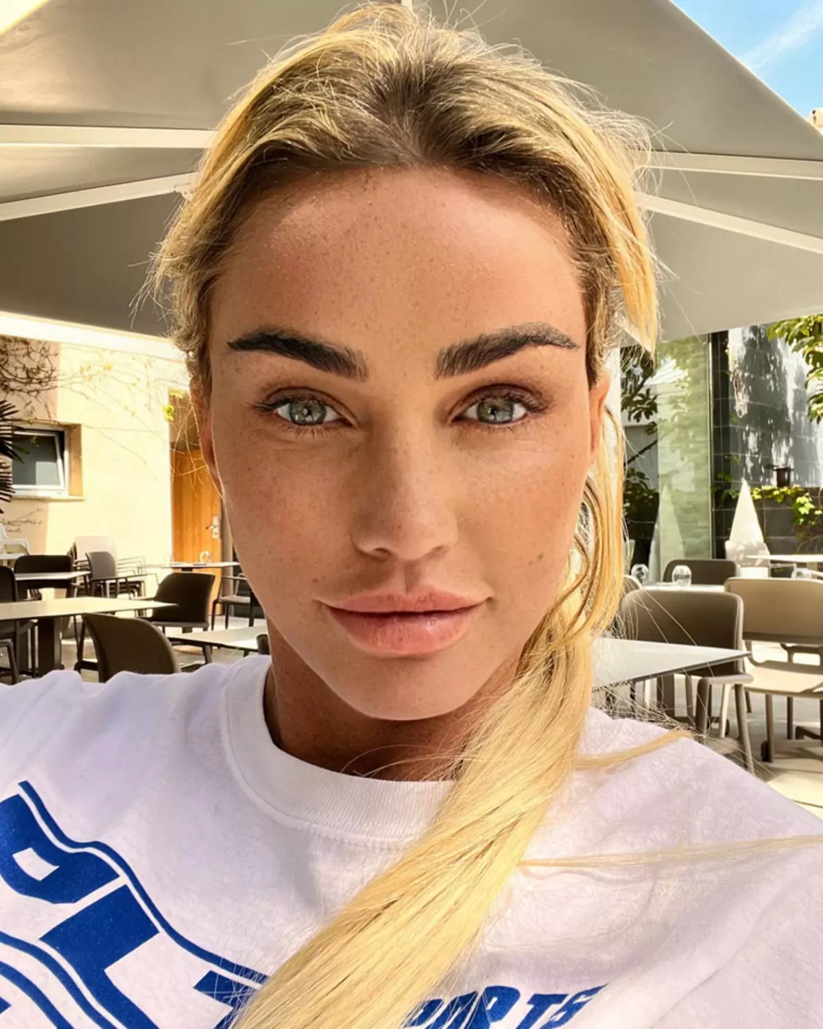 El selfie de Katie Price con la cara lavada en Alicante