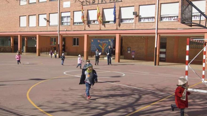 Un grupo de escolares en el patio del colegio Las Eras.