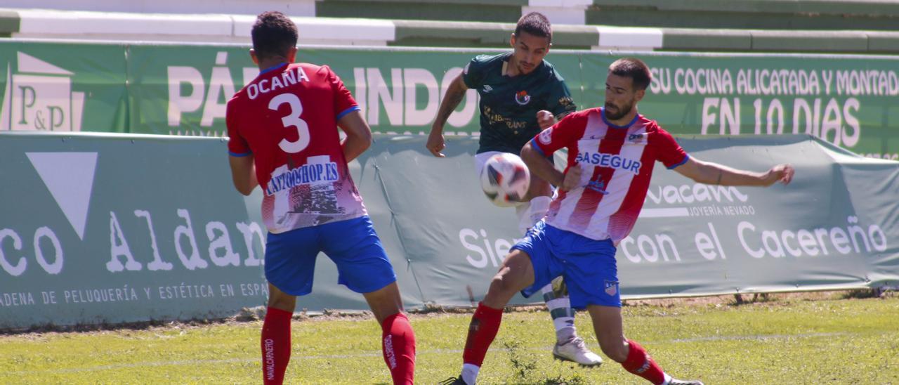 Luis Aguado, ejecutando un centro ante el Navalcarnero.