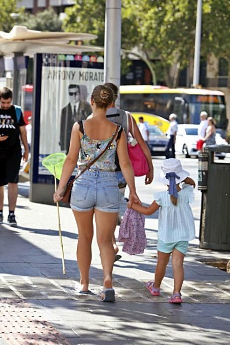 Im Sommer legen sich Hitze und Trägheit über Palmas Innenstadt. Nele Bendgens hat Einheimische und Besucher beobachtet