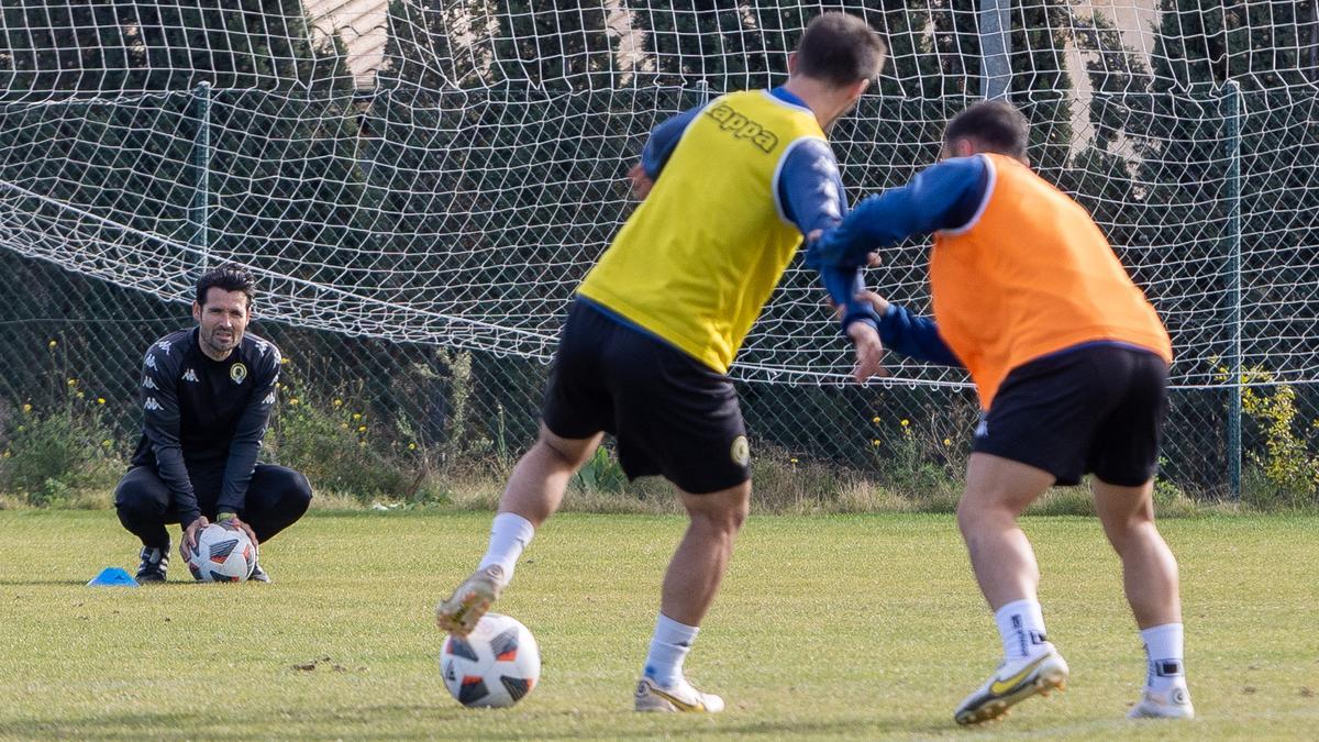 Lolo Escobar observa a Sergio Marcos y Manu Navarra durante un ejercicio con balón en Fontcalent.