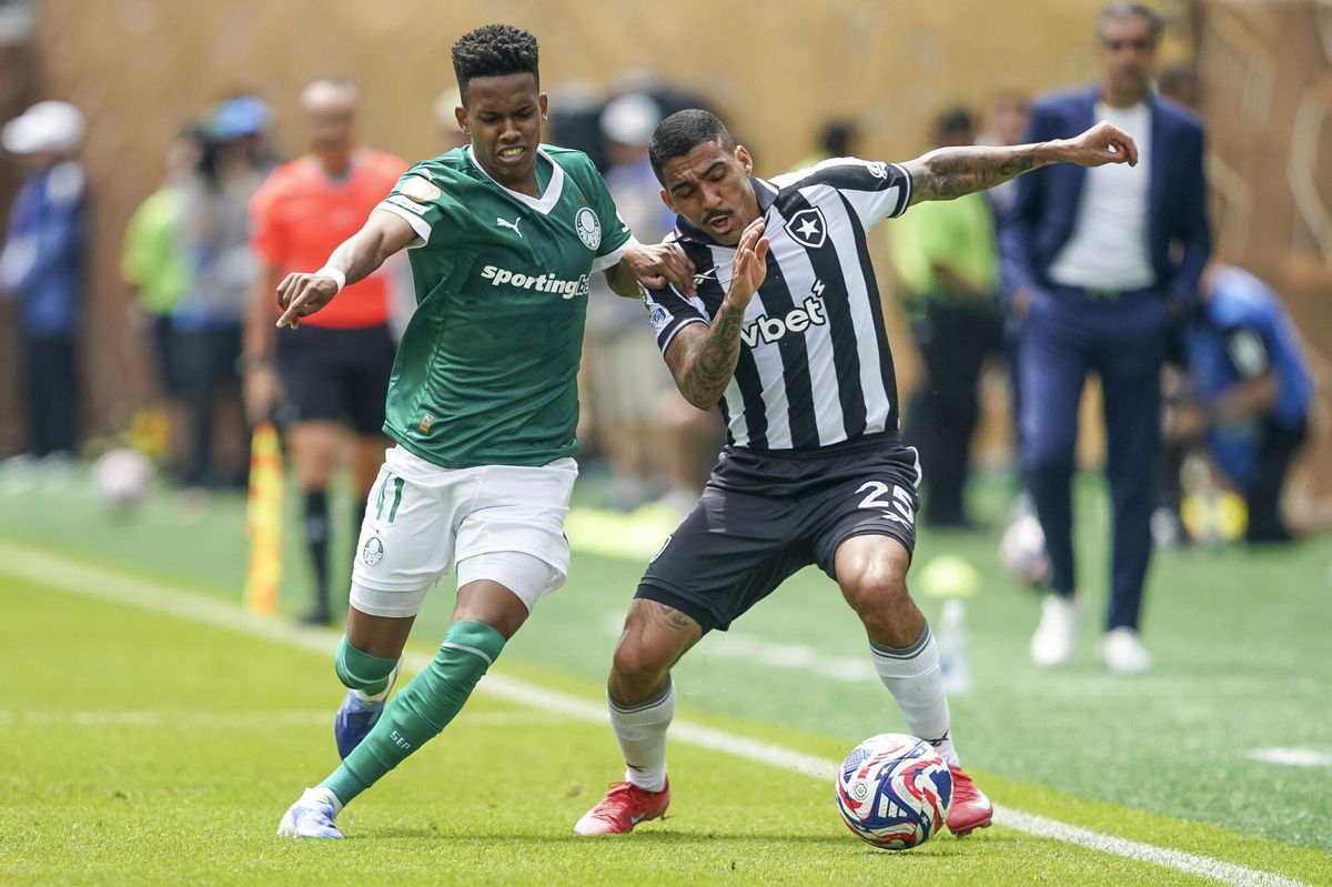 Estevao, del Palmeiras, contra Allan, del Botafogo, en los octavos del Mundial de Clubes.