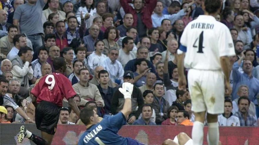 Etoo, con Casillas en el suelo, celebra su gol.