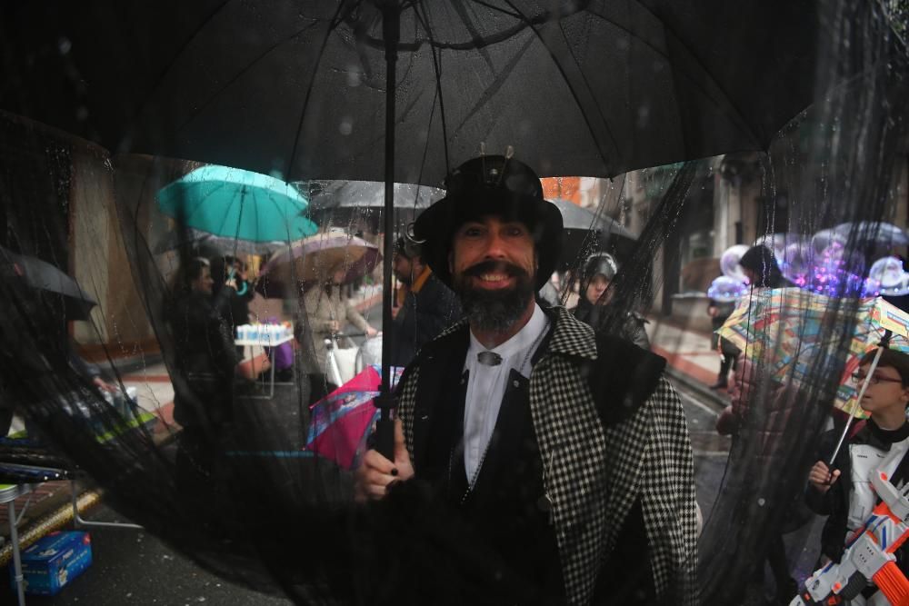 La calle de la Torre se llena esta martes de divertidos disfraces con la fiesta más destacada del carnaval coruñés que marca la recta final a seis días de humor irreverente.