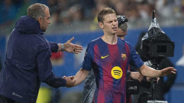 Hansi Flick parla amb De Jong després de ser substituït en un partit de Lliga a l’estadi Johan Cruyff. | JORDI COTRINA