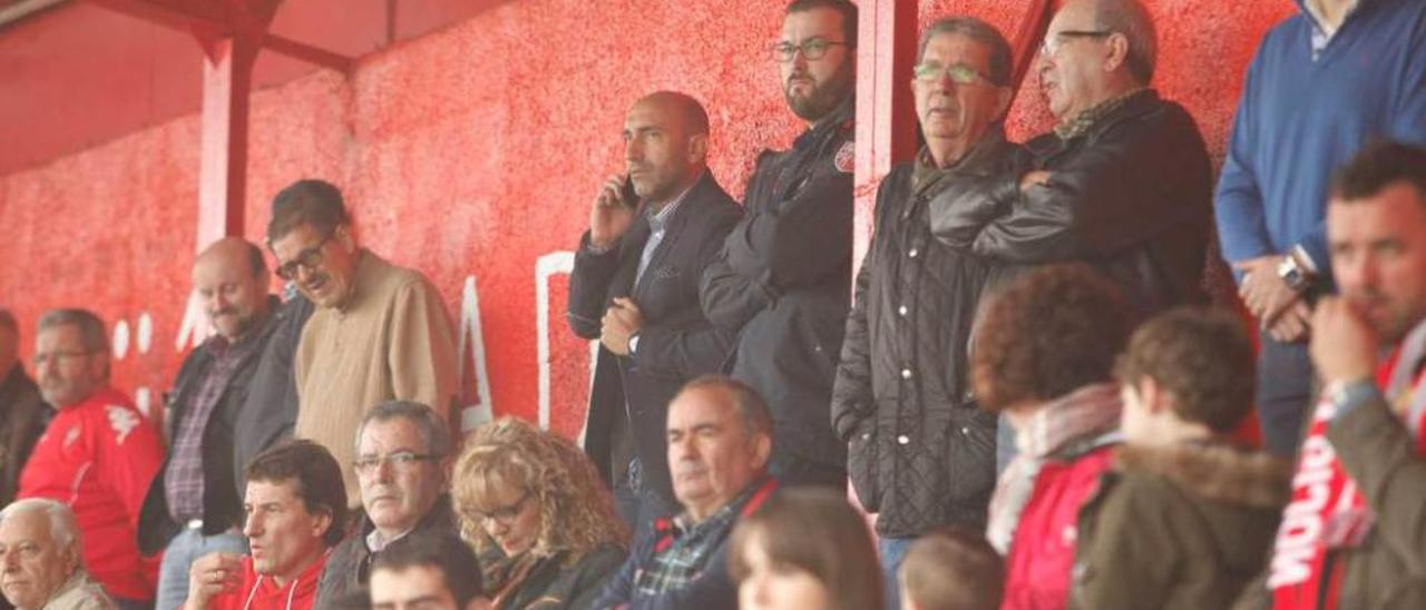 Abelardo, en el centro, siguiendo ayer el partido del Sporting B.