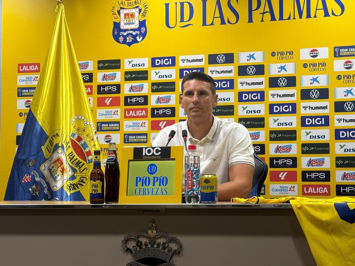 Vicente Gómez, asistente a la dirección deportiva, durante la presentación de Iván Jaime.