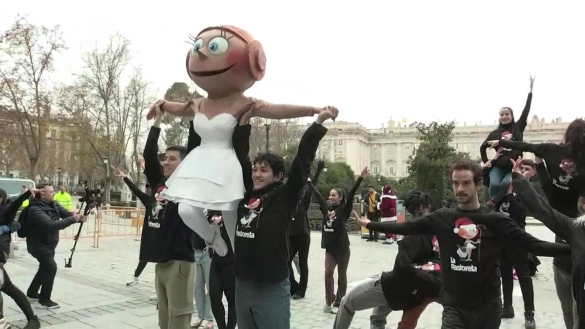 Sorteo de la Lotería de Navidad 2022. 'Flashmob' en Madrid para atraer la suerte de la lotería