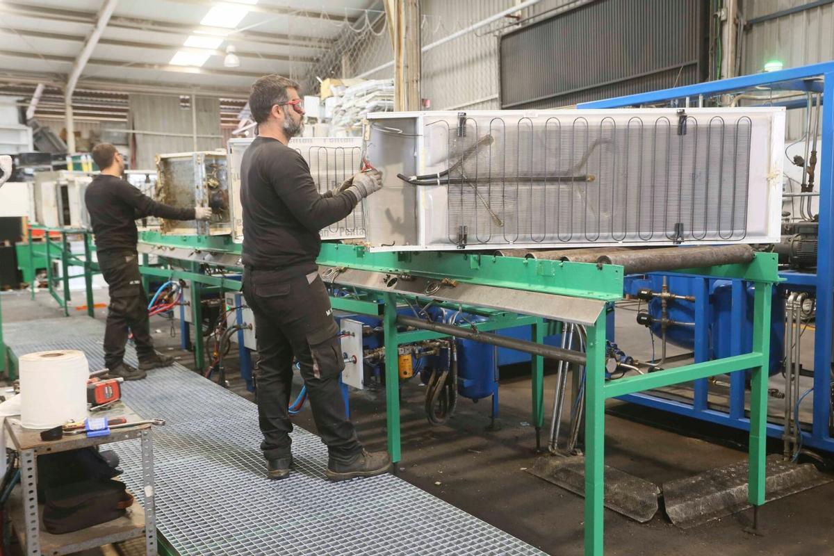 Dos trabajadores manipulan residuos eléctricos en una de las plantas de Movilex Dos trabajadores manipulan residuos eléctricos en una de las plantas de Movilex