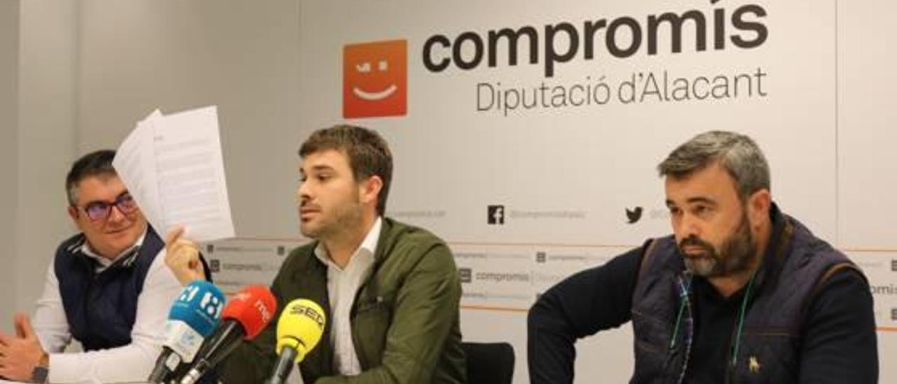 Los tres diputados provinciales de Compromís, durante la rueda de prensa de ayer en Alicante.
