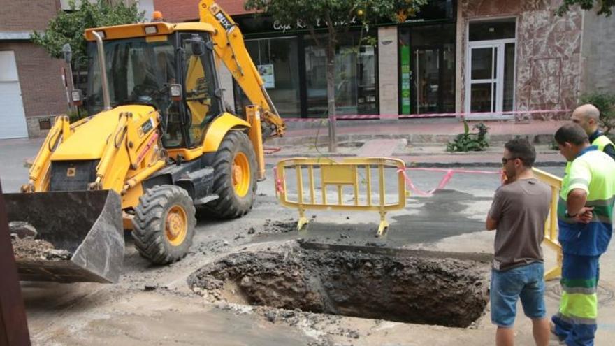 Una fuga de agua subterránea obliga a cortar la Rambla Baja