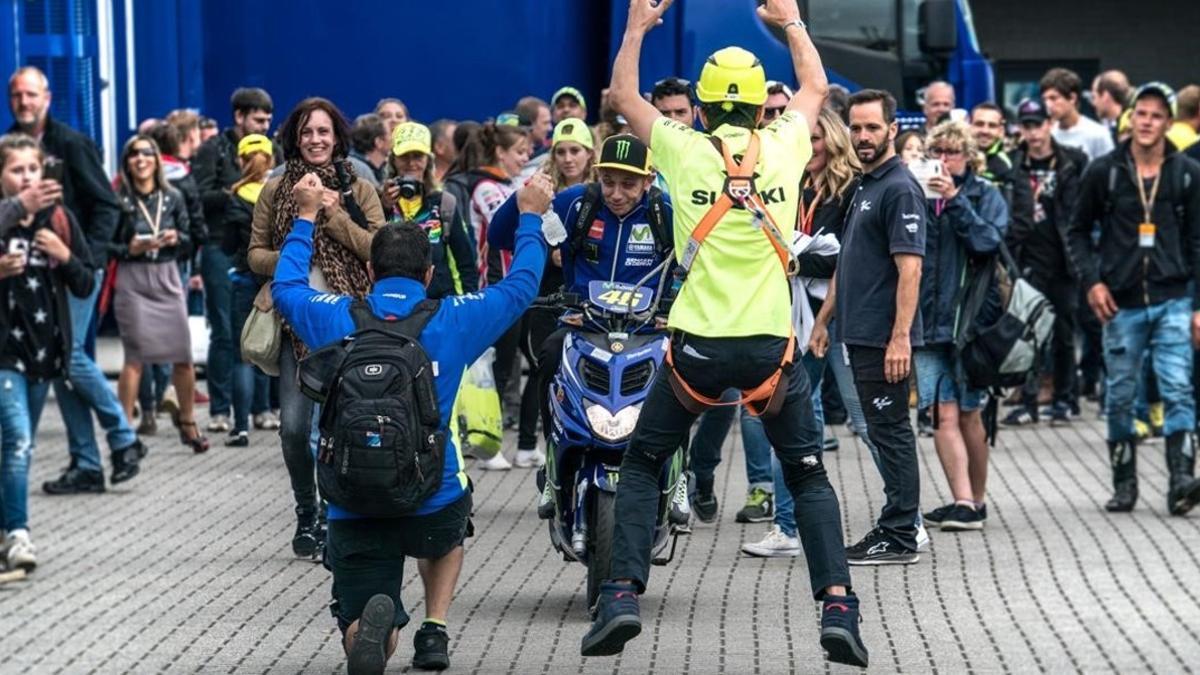 Valentino Rossi abandonó ayer el 'paddock' de Assen entre vítores de profesionales de otros equipos, como los de Suzuki que aparecen en esta imagen.