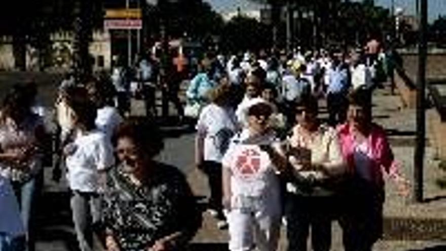 Cientos de personas mayores participan en un paseo desde San Fernando hasta Puerta Trinidad