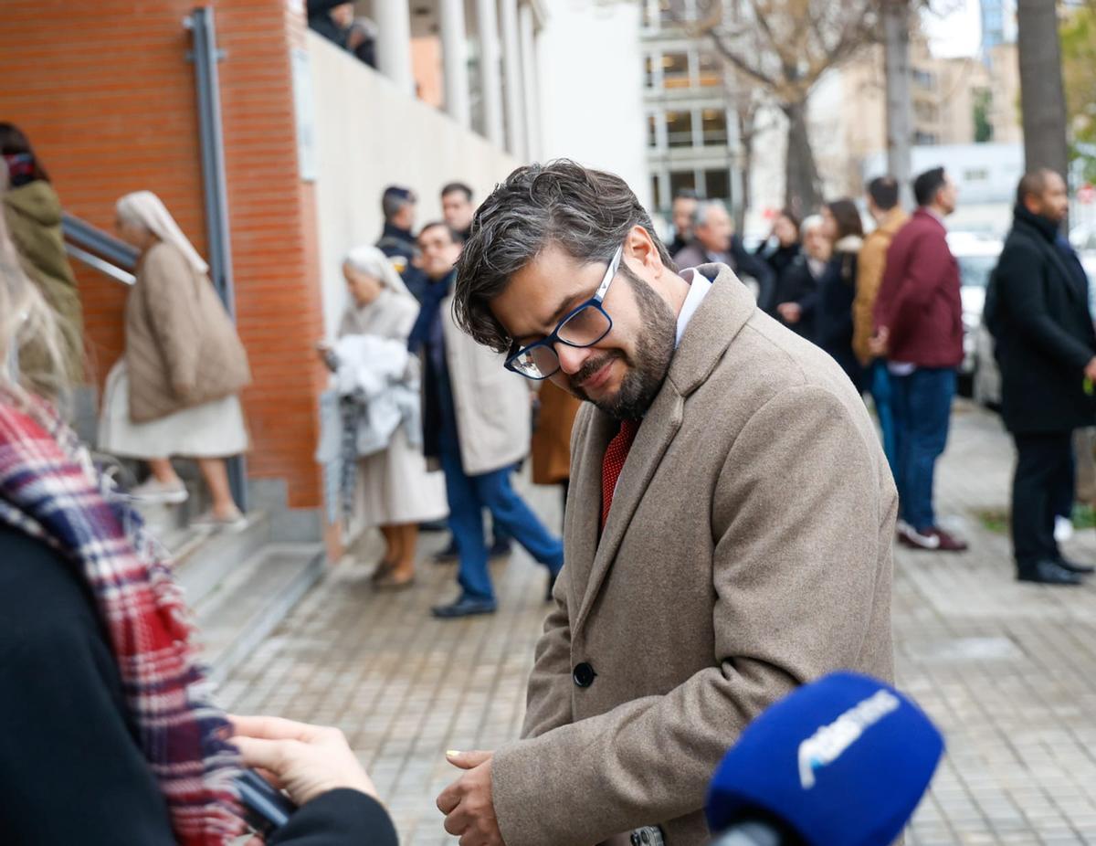 Despedida en València de las víctimas del naufragio de Indonesia: cientos de personas acuden al funeral