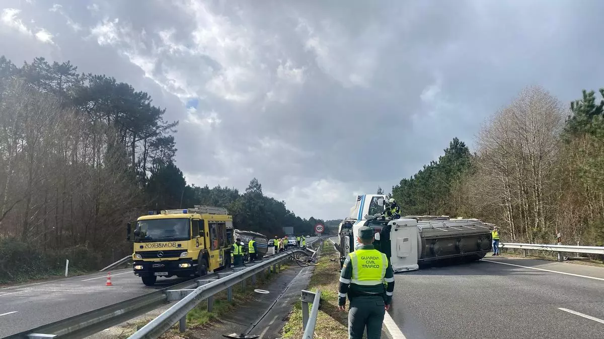 Un camión cisterna cargado de leche vuelca en la Autovía del Cantábrico y bloquea el tráfico en sentido Galicia durante seis horas