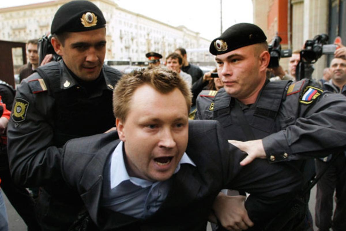 Oficials de la policia russa detenen l’activista Nikolai Alekseiev mentre defensava els drets dels homosexuals en la manifestació a Moscou (Rússia).