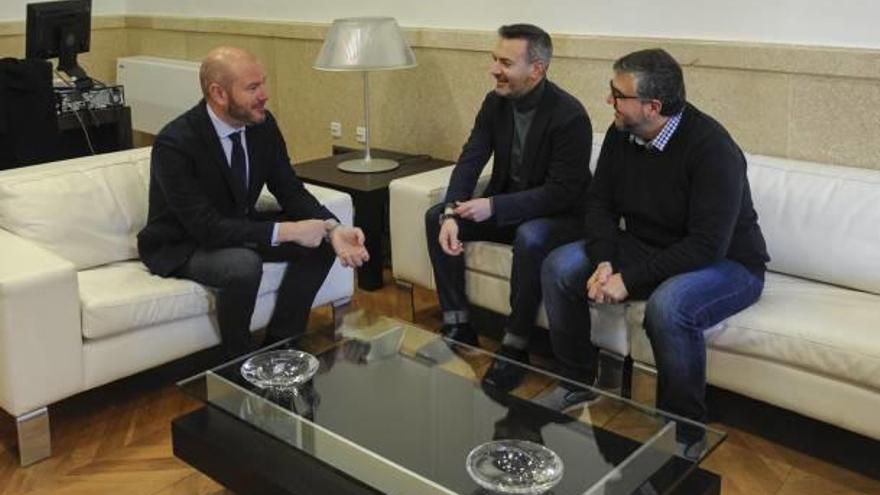 Jordi Juan y Josep Llàcer, junto a Toni Gaspar, ayer.