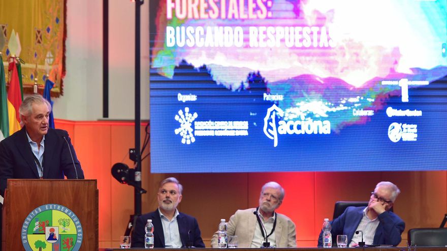 FOTOGALERÍA |  Congreso sobre grandes incendios forestales en el centro universitario de Plasencia