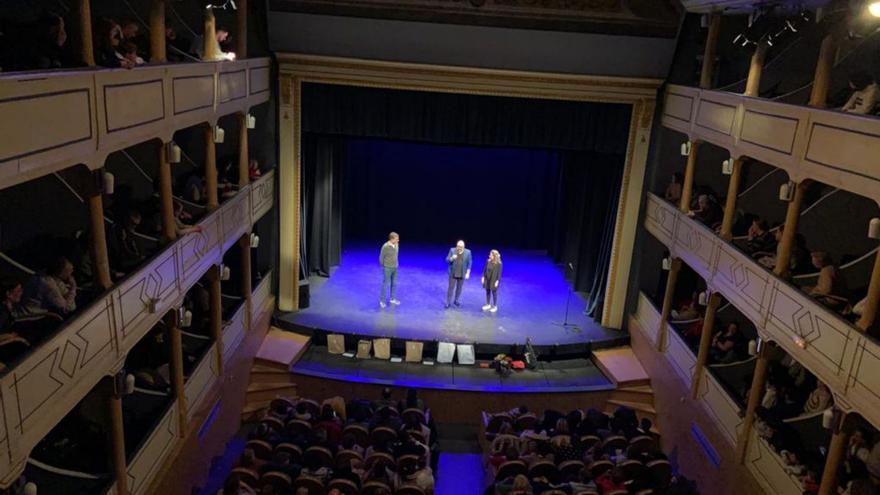 El público llena el teatro Latorre durante la gala “Rematamos la Navidad”. | A. D.