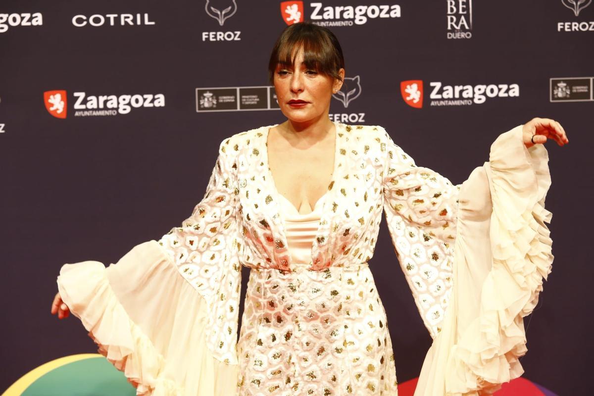 Candela Peña en la alfombra toja de los Premios Feroz.