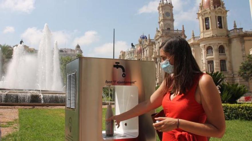 El Ayuntamiento de València instala tres fuentes de agua filtrada y refrigerada
