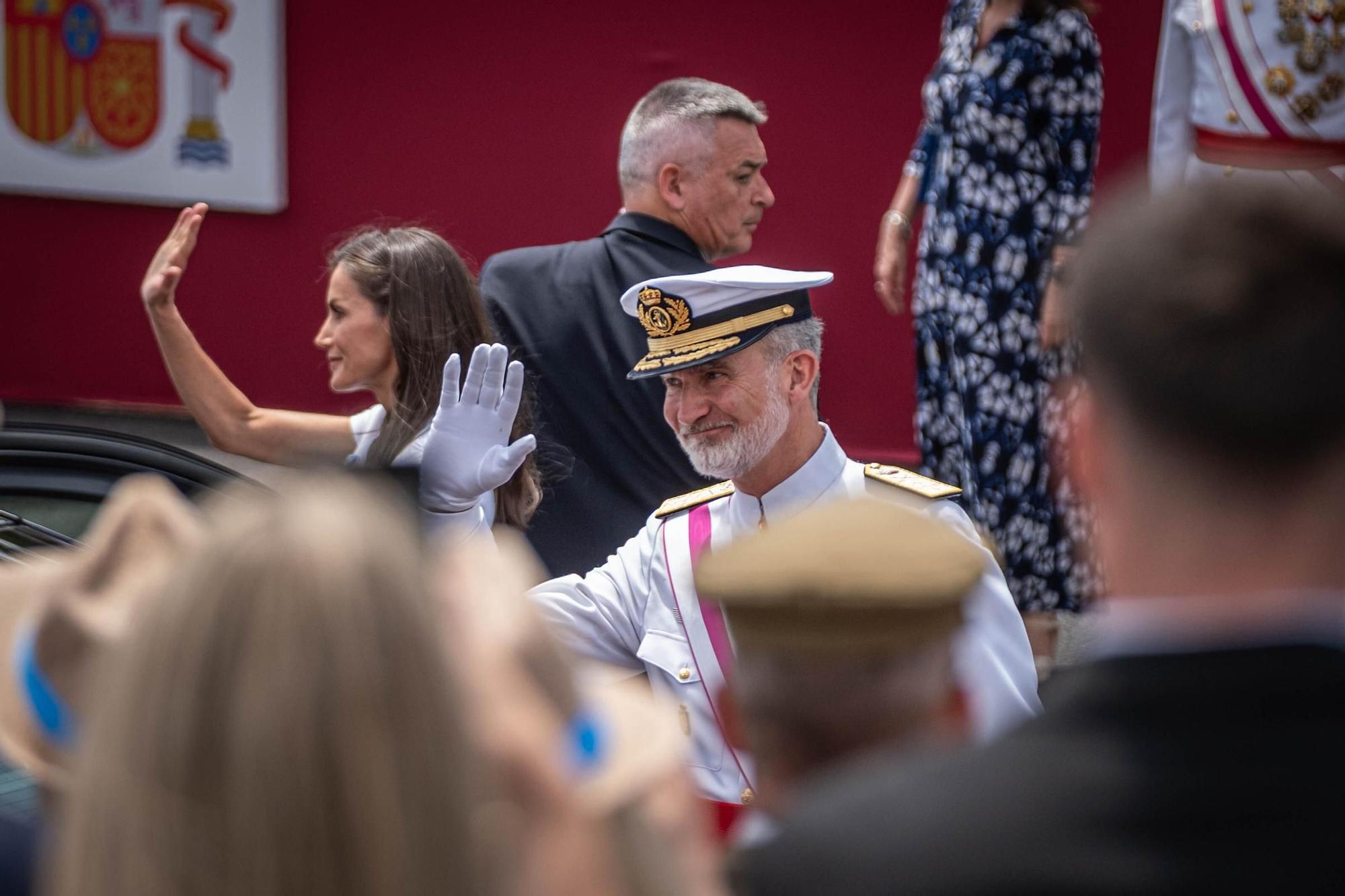 Las mejores imágenes del desfile militar de las Fuerzas Armadas en Tenerife con la presencia de Sus Majestades los Reyes