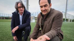 Octavi Creus, responsable del césped de FC Barcelona, y Jordi Portabella, responsable de sostenibilidad del FC Barcelona