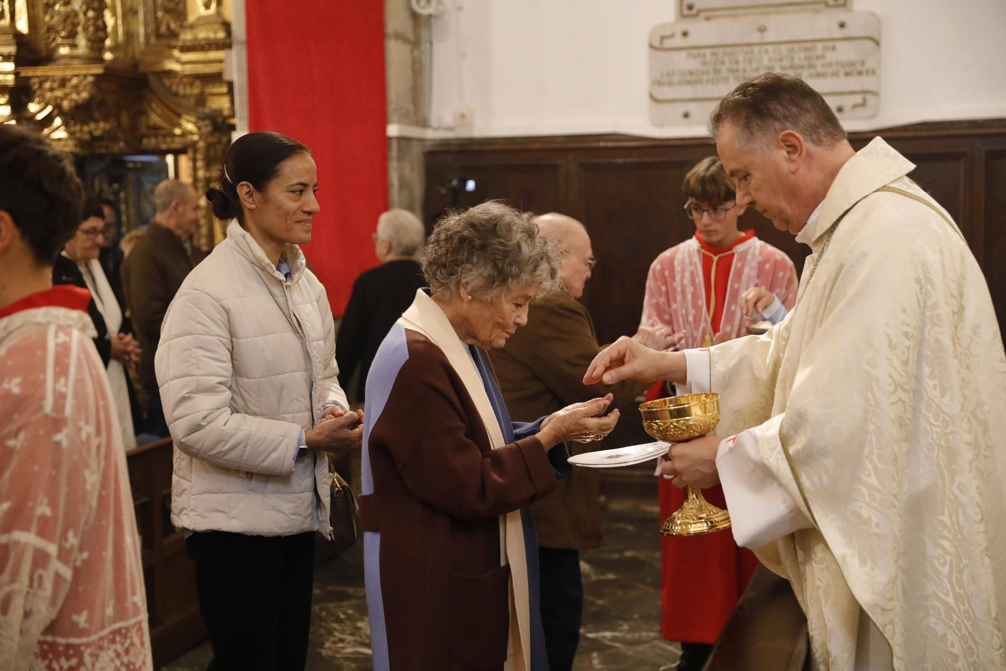 El cardenal Ángel Fernández Artime oficia la primera misa cardenalicia de Gozón en el día de Todos los Santos en la parroquia de Santa María de Luanco