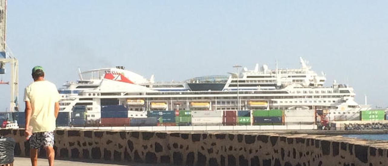 Al fondo el crucero ´AidaBlue´ y delante el ´Braemar´ ayer, durante sus escalas en el puerto de Arrecife.
