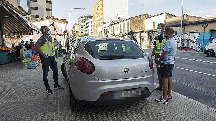 Momento del traslado de otro de los arrestados.