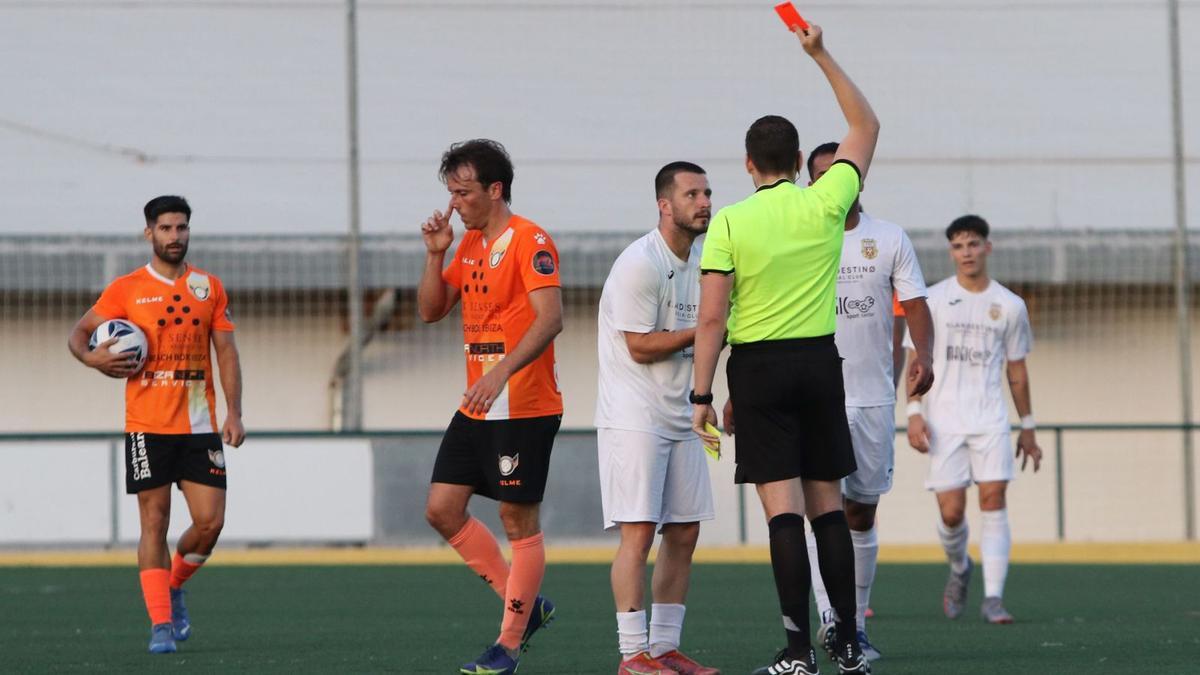 Instante en el que el árbitro del partido muestra la cartulina amarilla a Adrián Luna en el minuto 30 de juego. | VICENT MARÍ