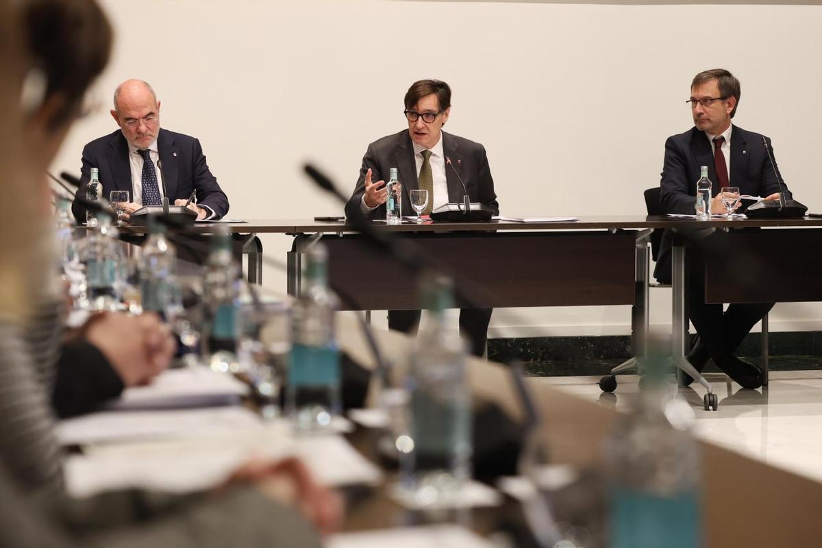 El president de la Generalitat, Salvador Illa, con los consellers Jaume Duch i Josep Xavier Vila, en la reunión del Consell de la Catalunya Exterior