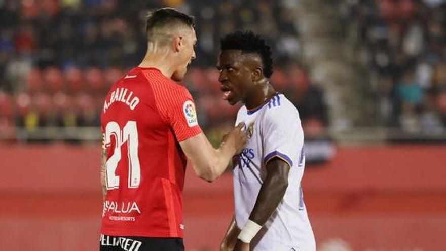 Antonio Raíllo y Vinicius se enfrentan en el partido de la pasada temporada en Son Moix.