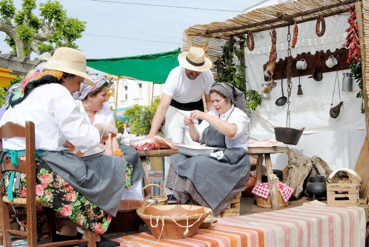 Las carrozas van engalanadas con los aperos tradicionales.