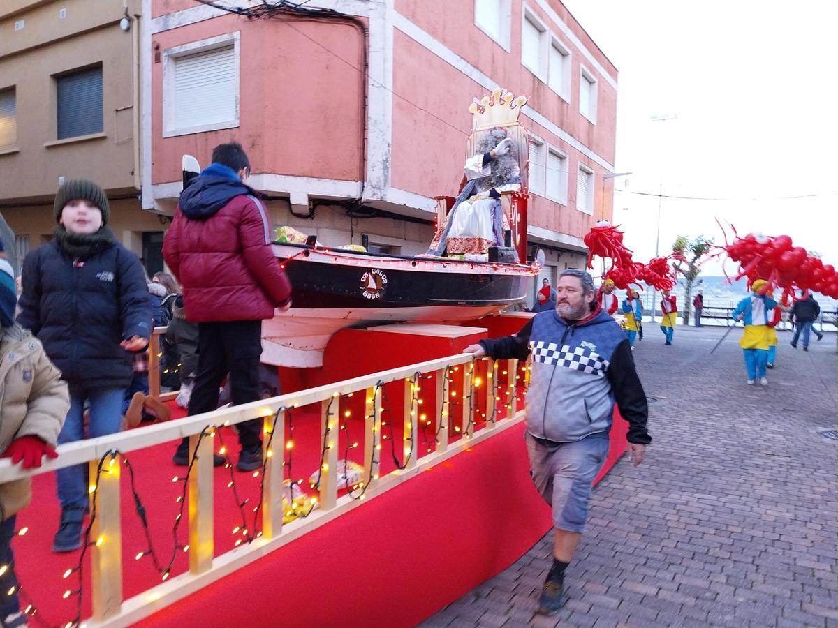 La cabalgata de los Reyes Magos por Bueu a bordo de barcos tradicionales