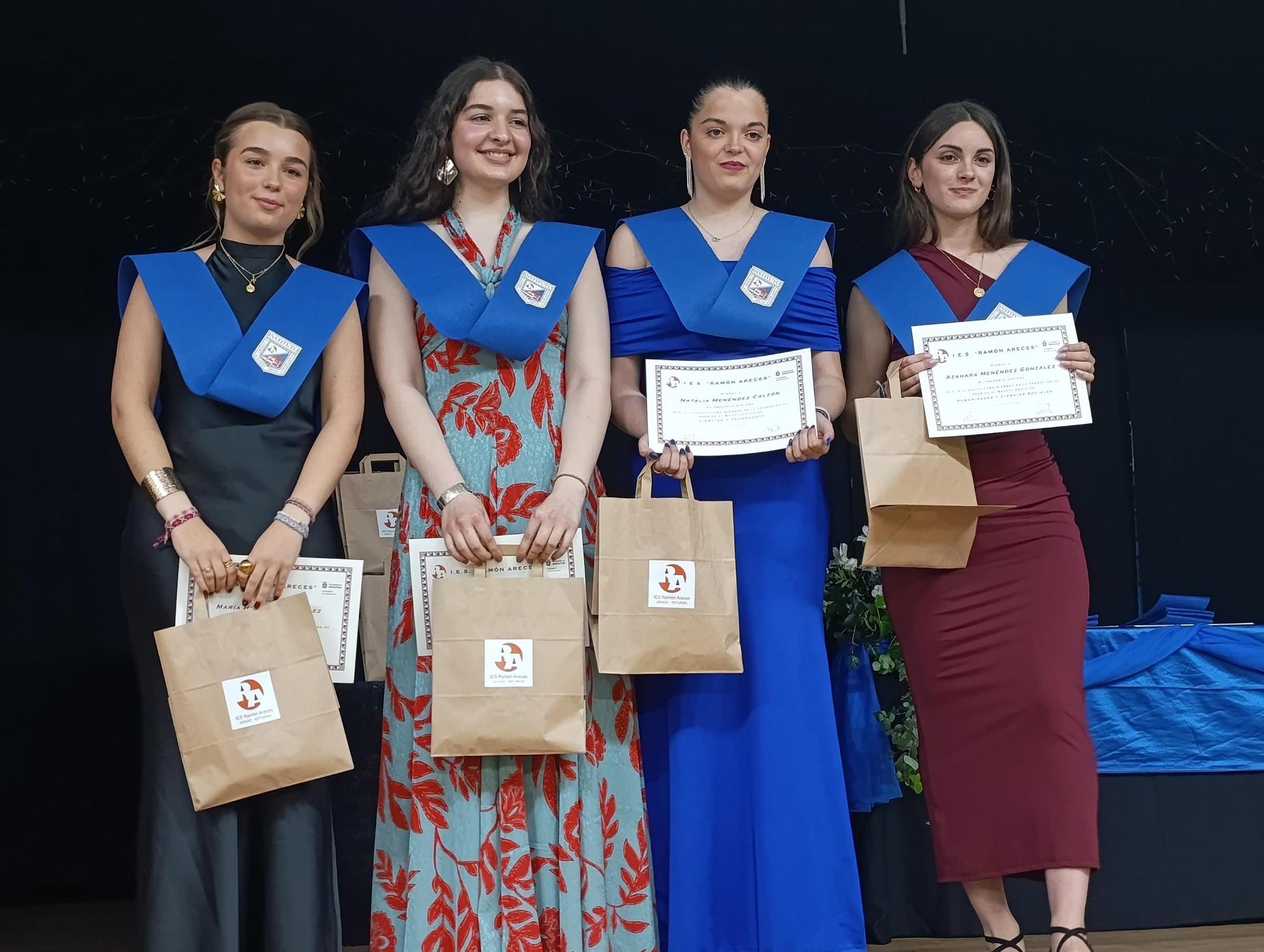 Diplomas y música en la Graduación del Ramón Areces de Grado