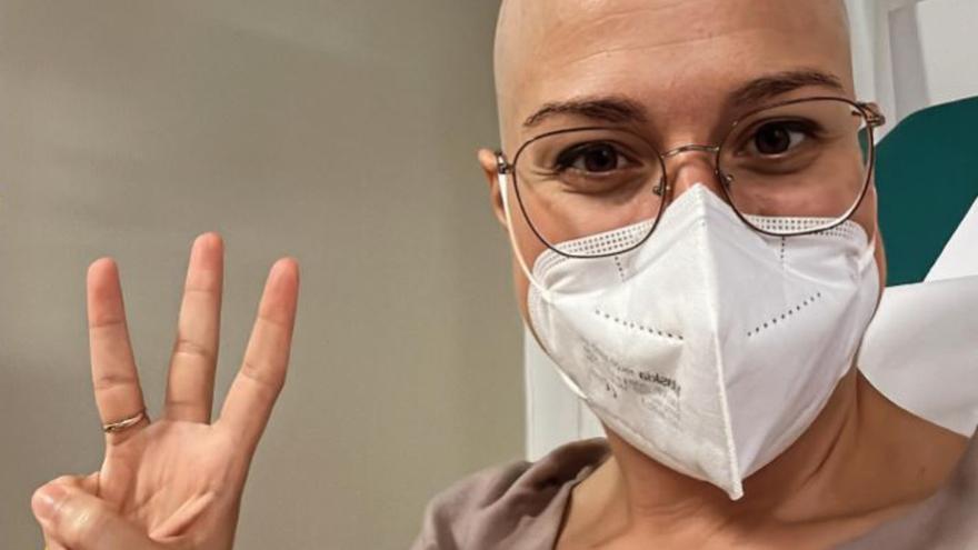 Aitana Mas visibiliza el cáncer y hace un alegato a favor de la gestión pública en el Hospital del Vinalopó