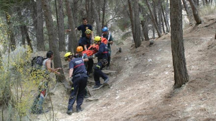 Miembros del operativo de rescate trasladan el cuerpo de la joven fallecida.