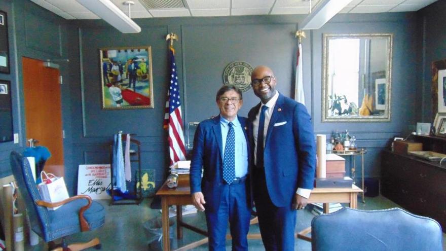 Roberto Sánchez Ramos, con el teniente de alcalde de Nueva Orleans, Jason Roger Williams.