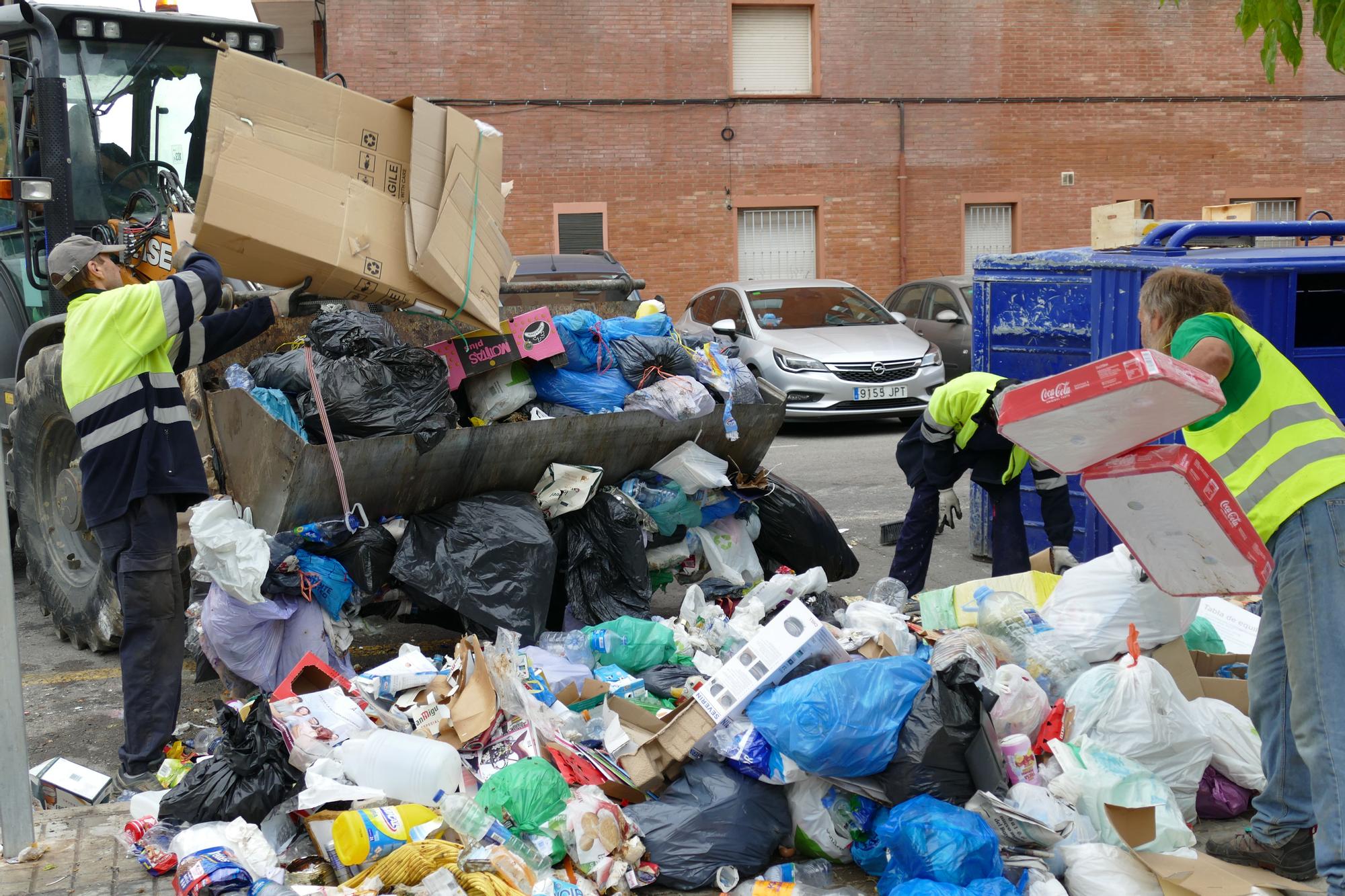 Segueixen les tasques de recollida de deixalles a Figueres