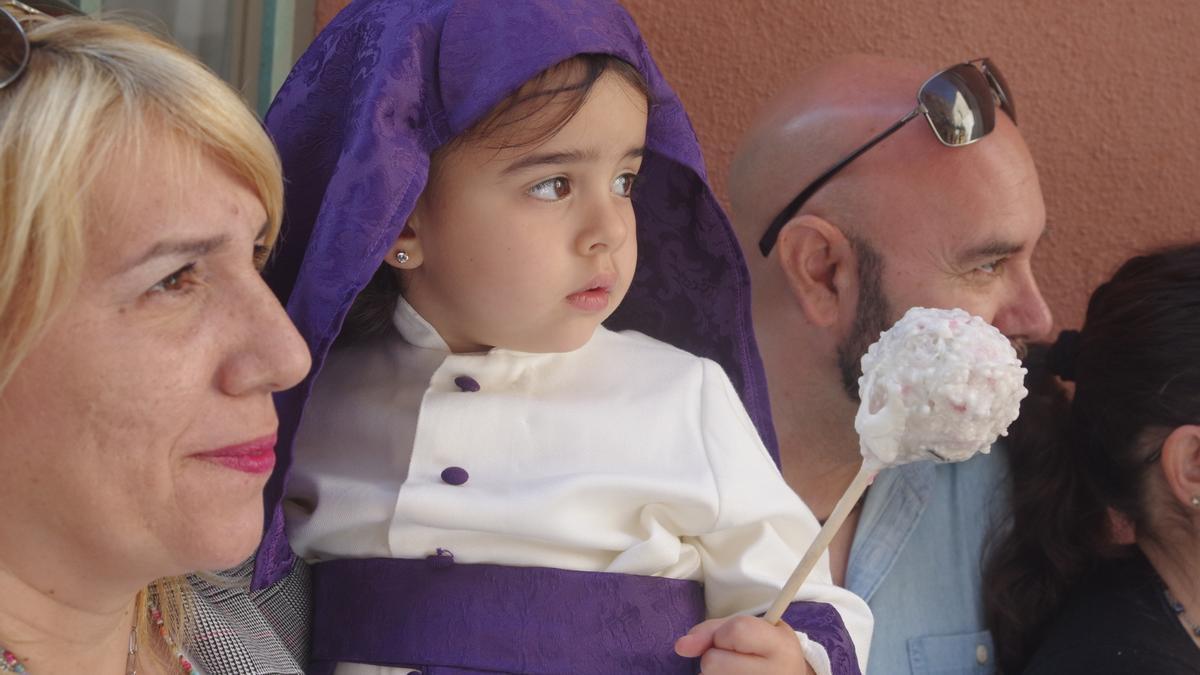 Una pequeña cofrade, durante la salida de Pollinica este Domingo de Ramos.